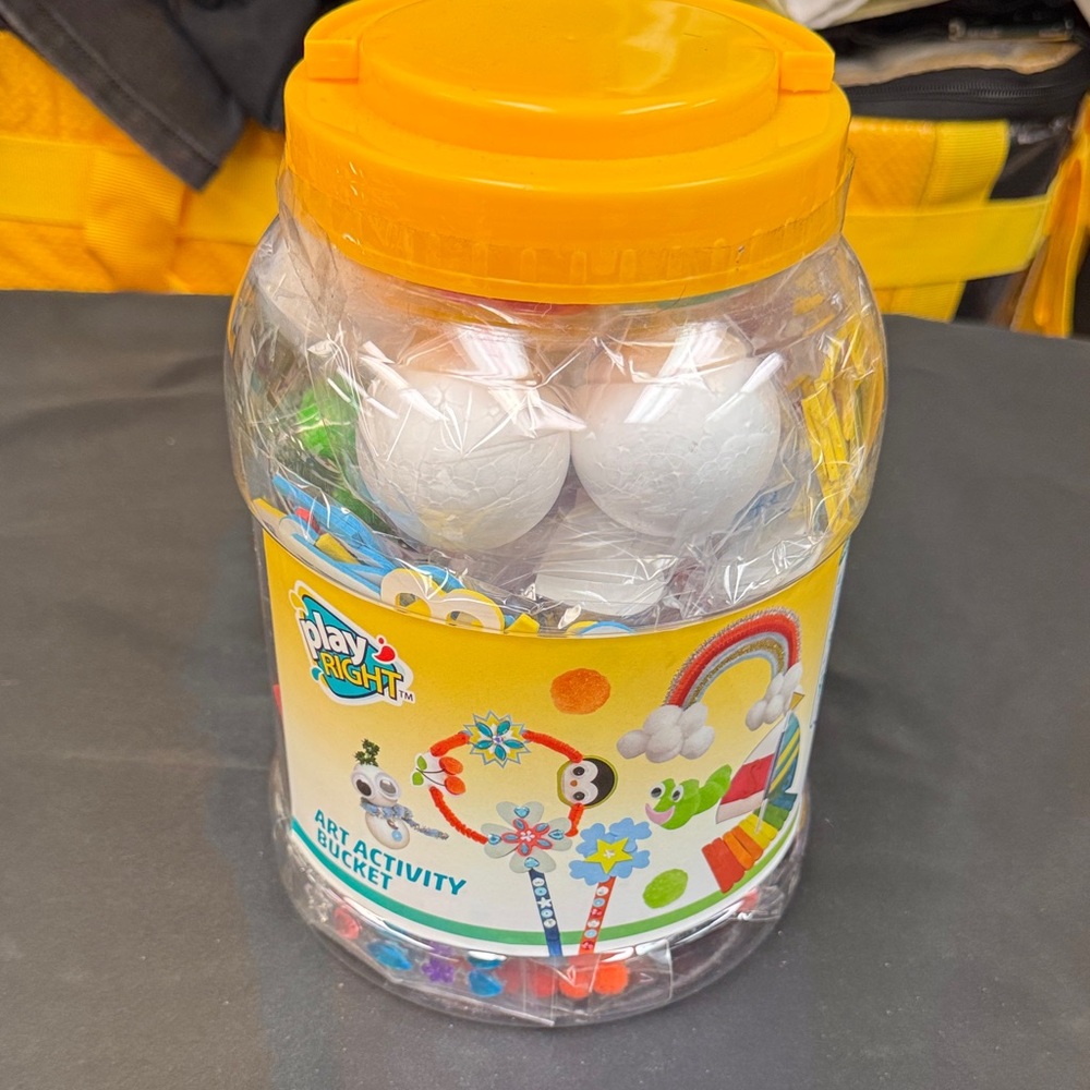 Play Right Art Activity Bucket filled with over 600 pieces of art materials new